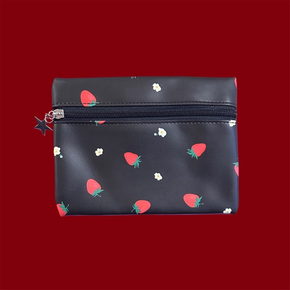 [ 2 FOR $25 ] 🍓 STRAWBERRIES & DAISIES BLACK MAKEUP POUCHES SET OF 2 - Picture 3 of 3